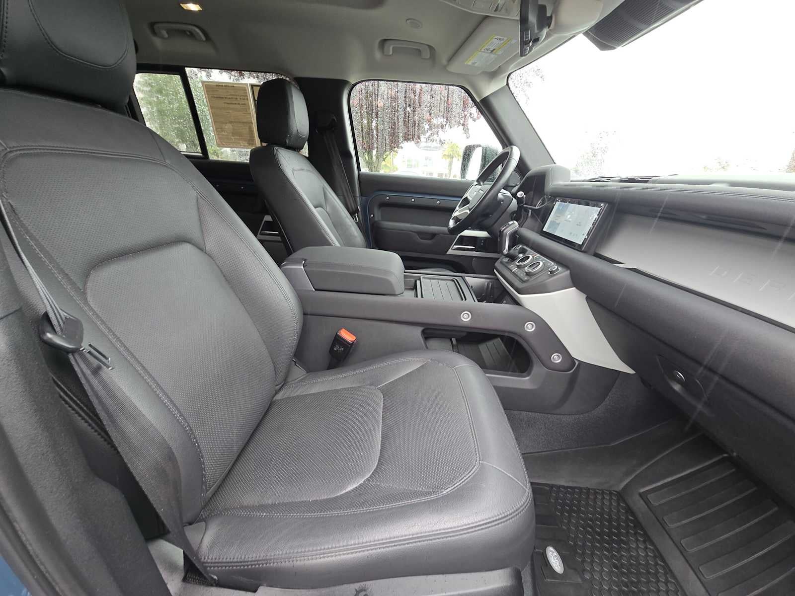 2023 Land Rover Defender SE