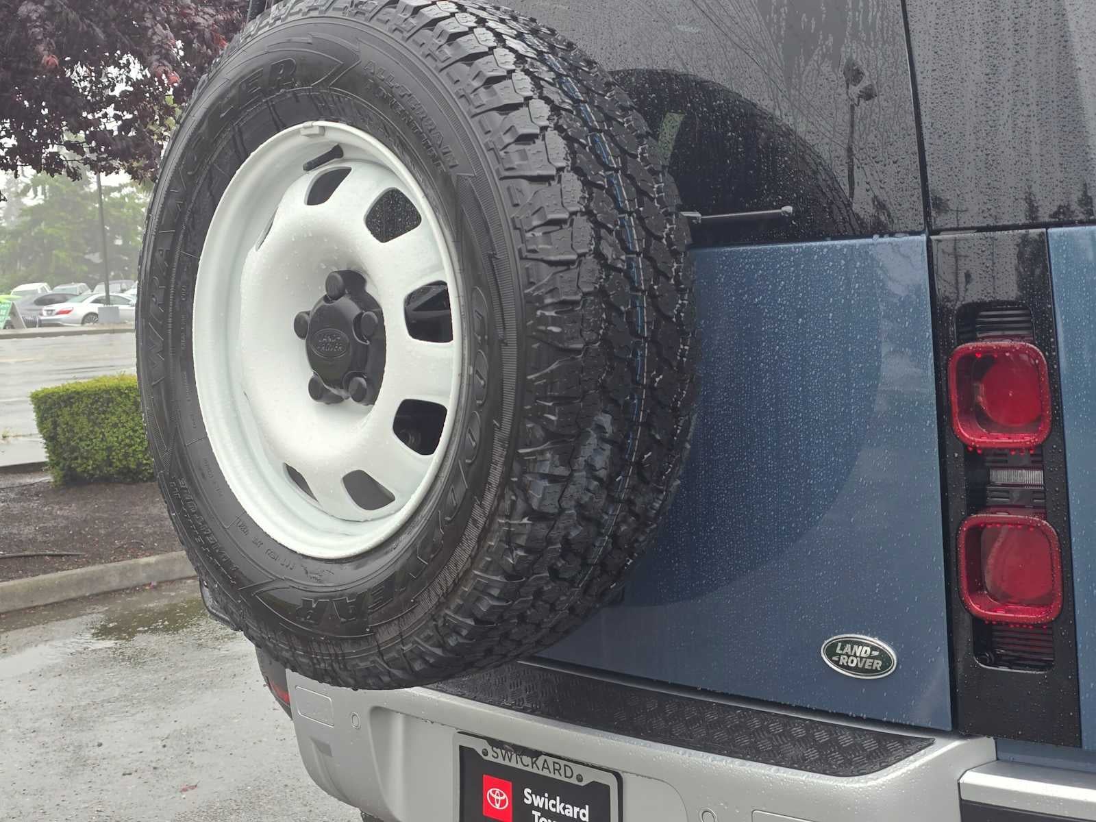 2023 Land Rover Defender SE