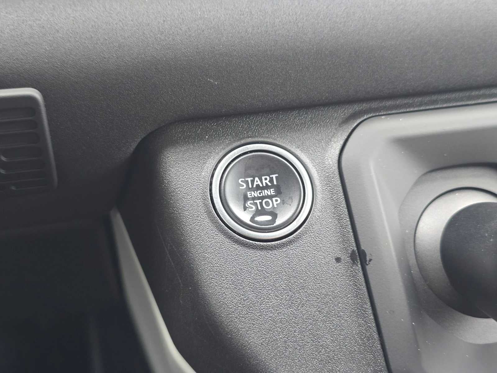 2023 Land Rover Defender SE