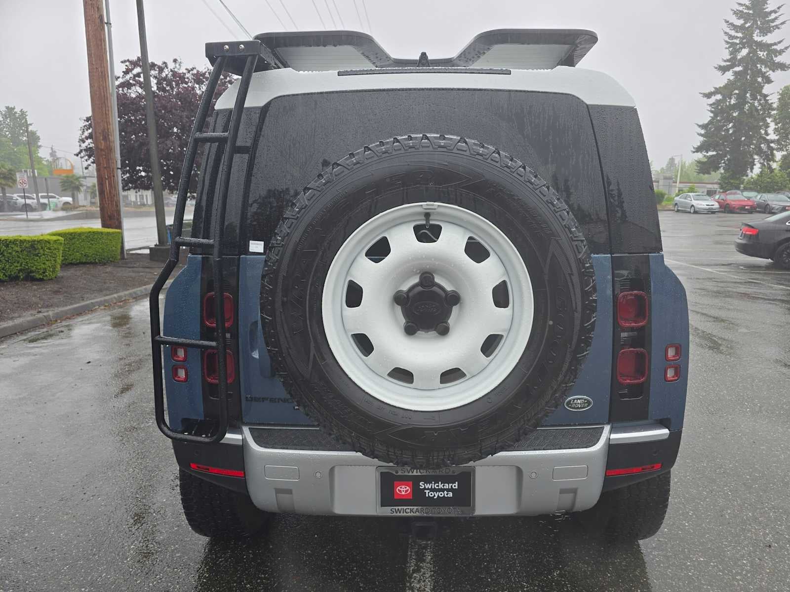 2023 Land Rover Defender SE