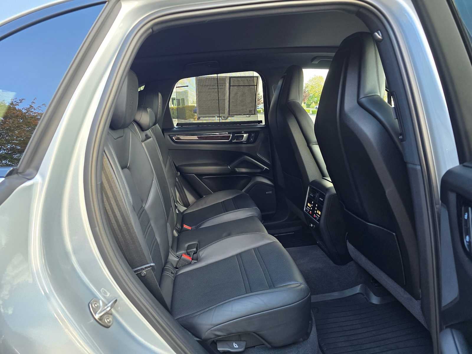 2023 Porsche Cayenne Platinum Edition
