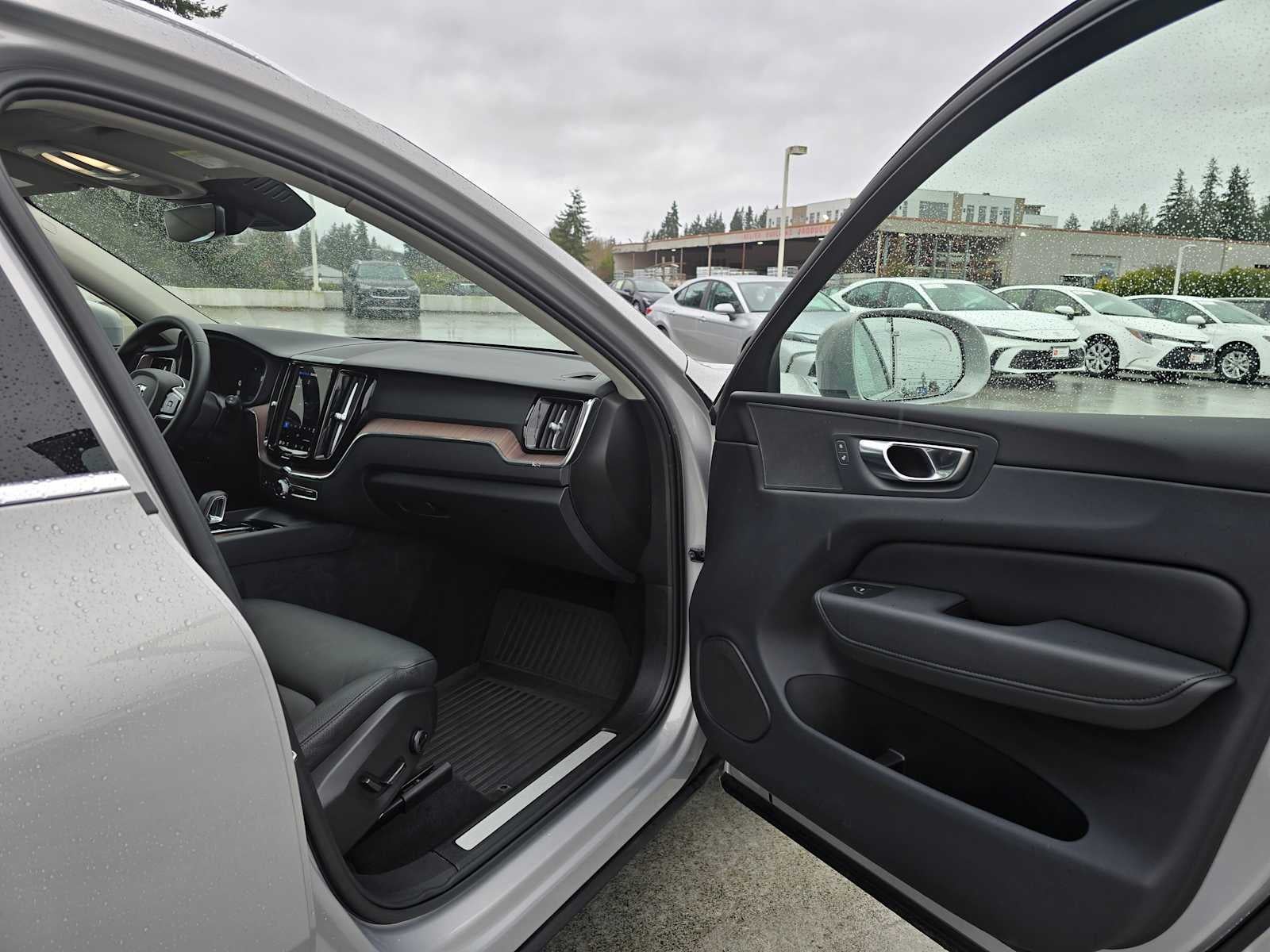 2023 Volvo XC60 Plus Bright Theme