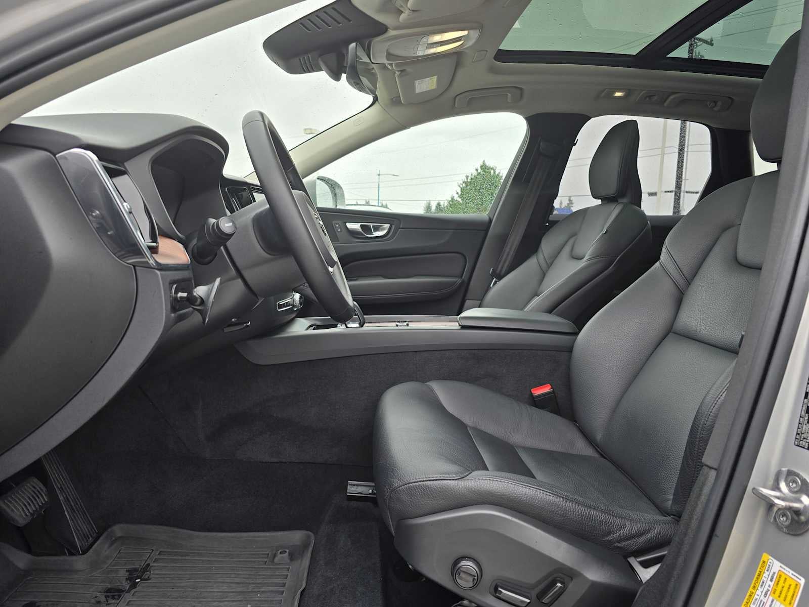 2023 Volvo XC60 Plus Bright Theme