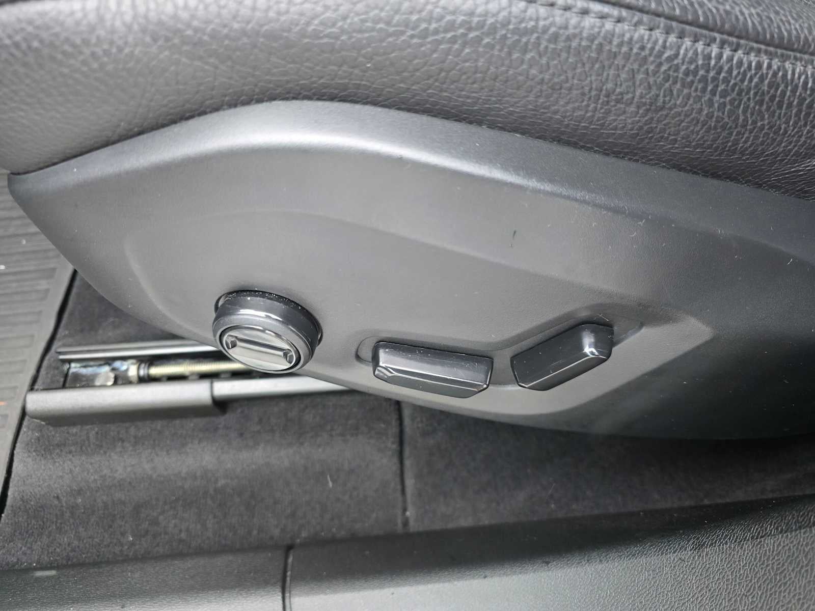 2023 Volvo XC60 Plus Bright Theme