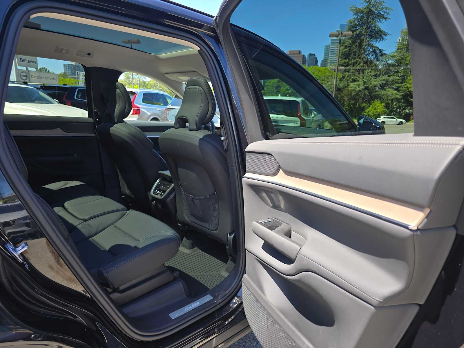 2025 Volvo EX90 Plus