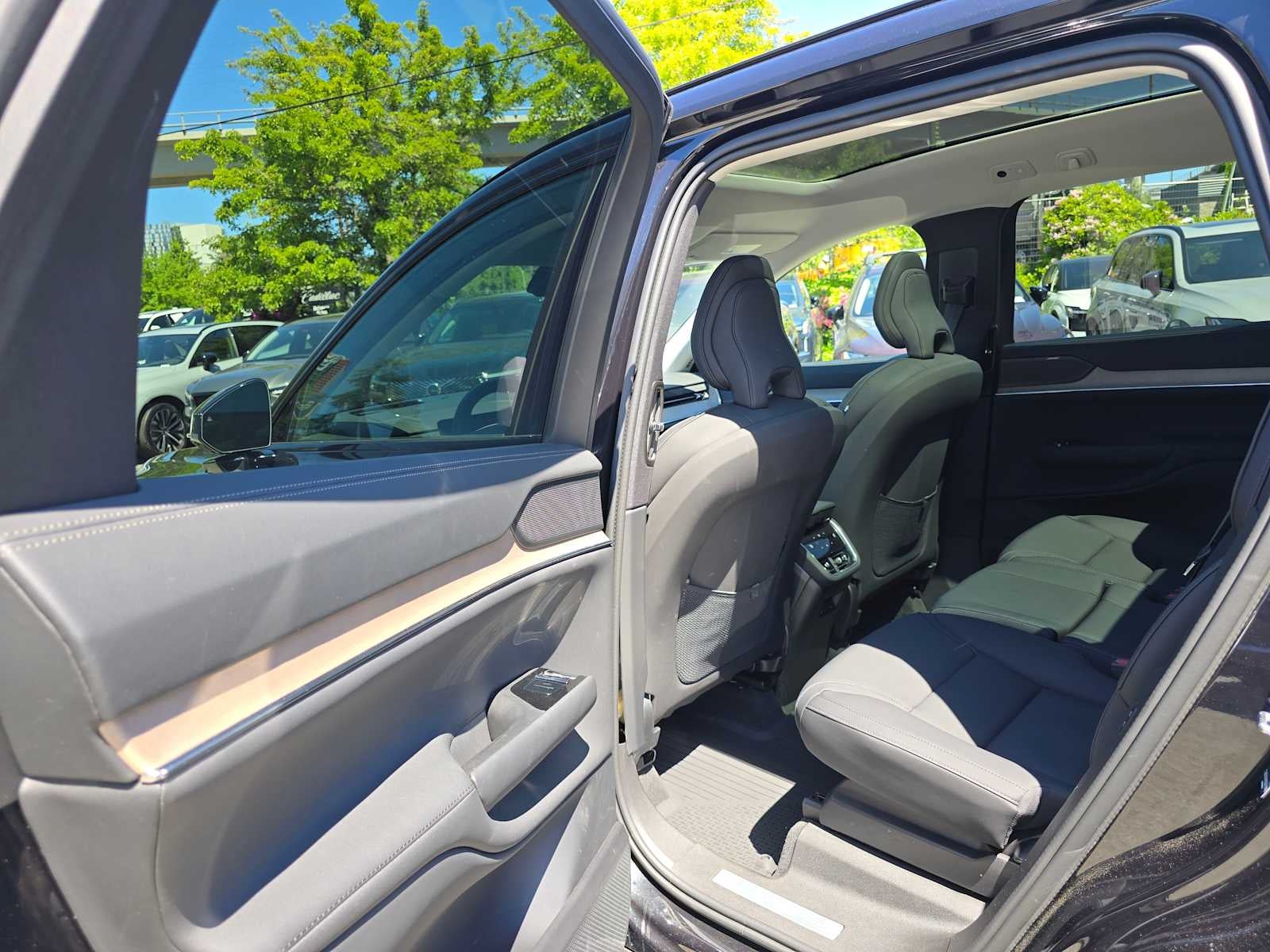 2025 Volvo EX90 Plus