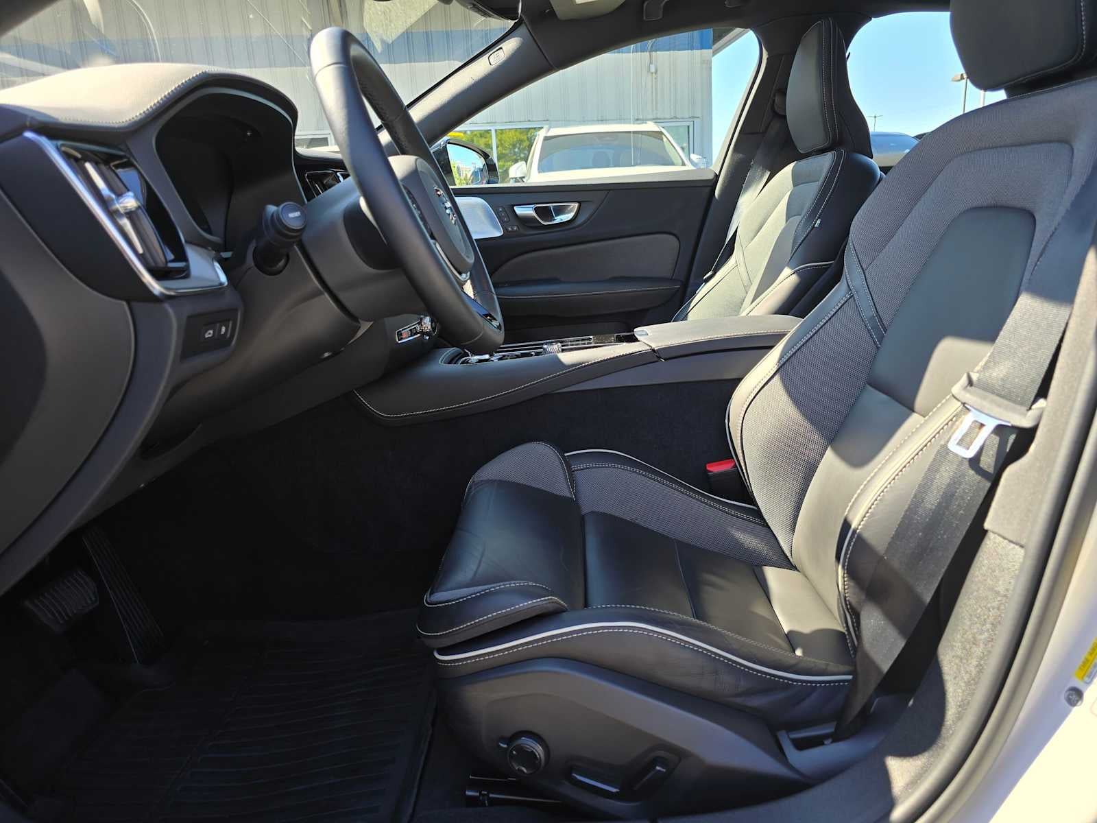 2024 Volvo S60 Recharge Plug-In Hybrid Ultimate Black Edition