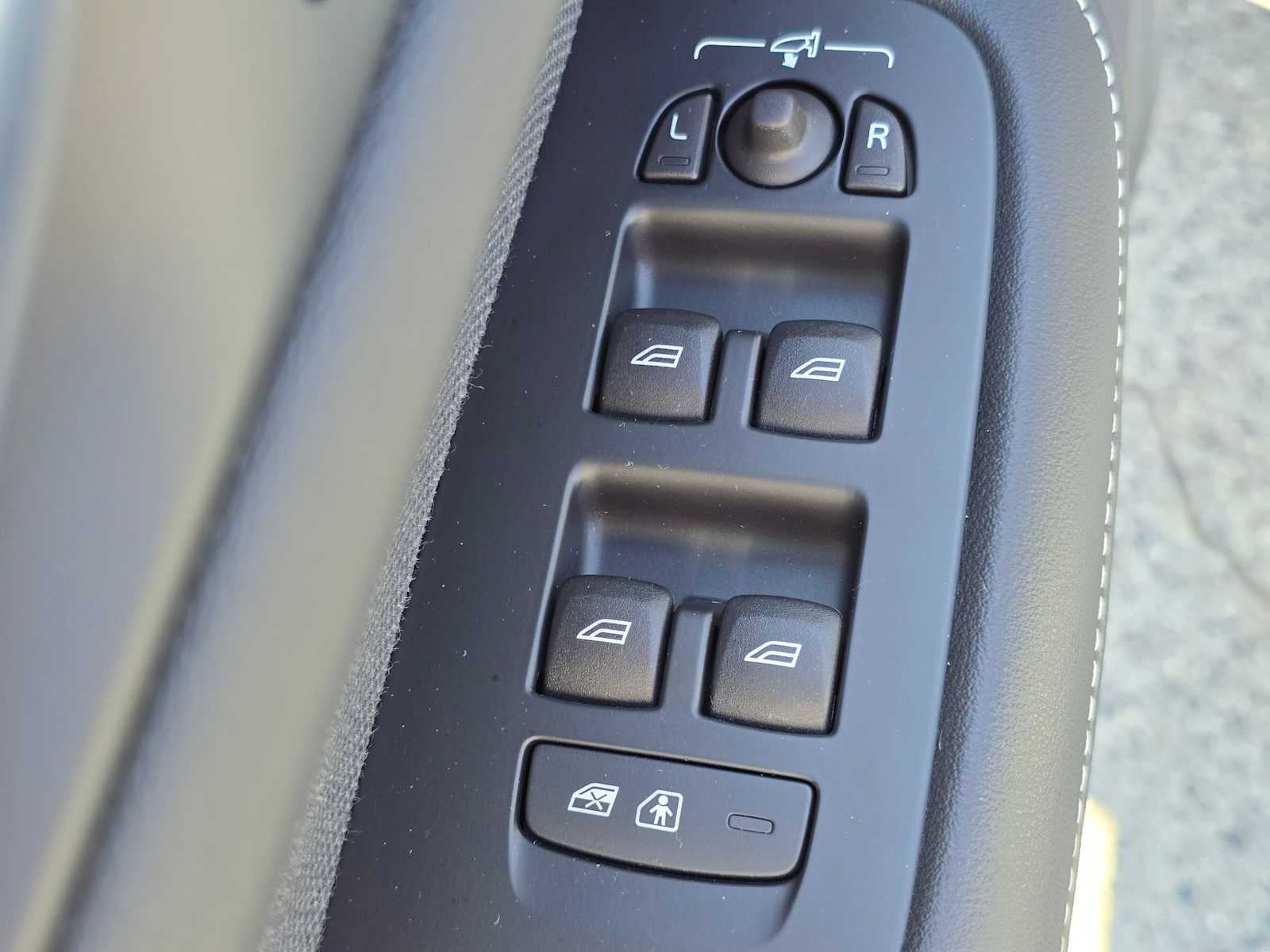 2024 Volvo S60 Recharge Plug-In Hybrid Ultimate Black Edition