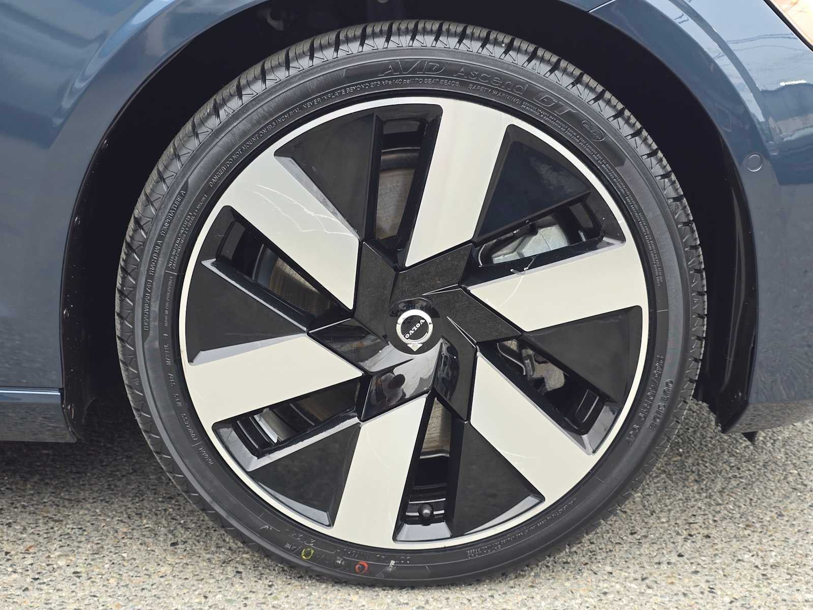 2024 Volvo S60 Recharge Plug-In Hybrid Plus Dark Theme