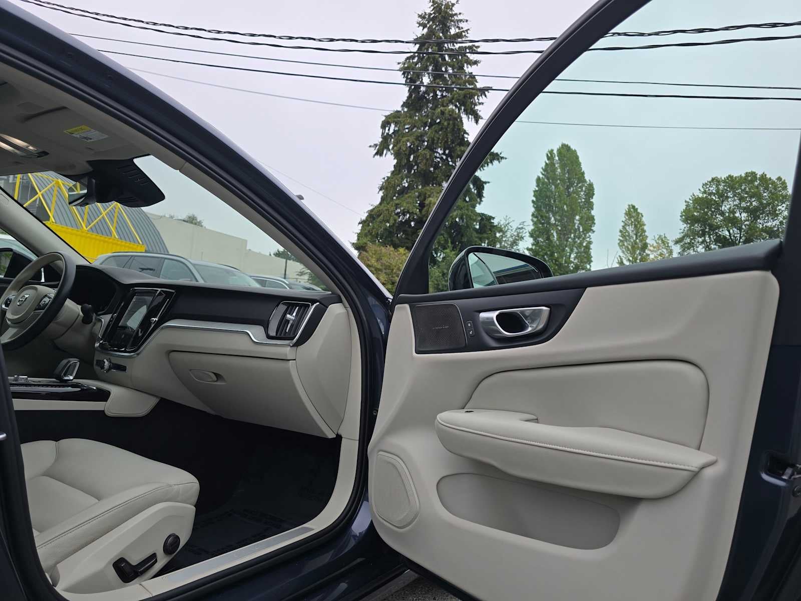 2024 Volvo S60 Recharge Plug-In Hybrid Plus Dark Theme