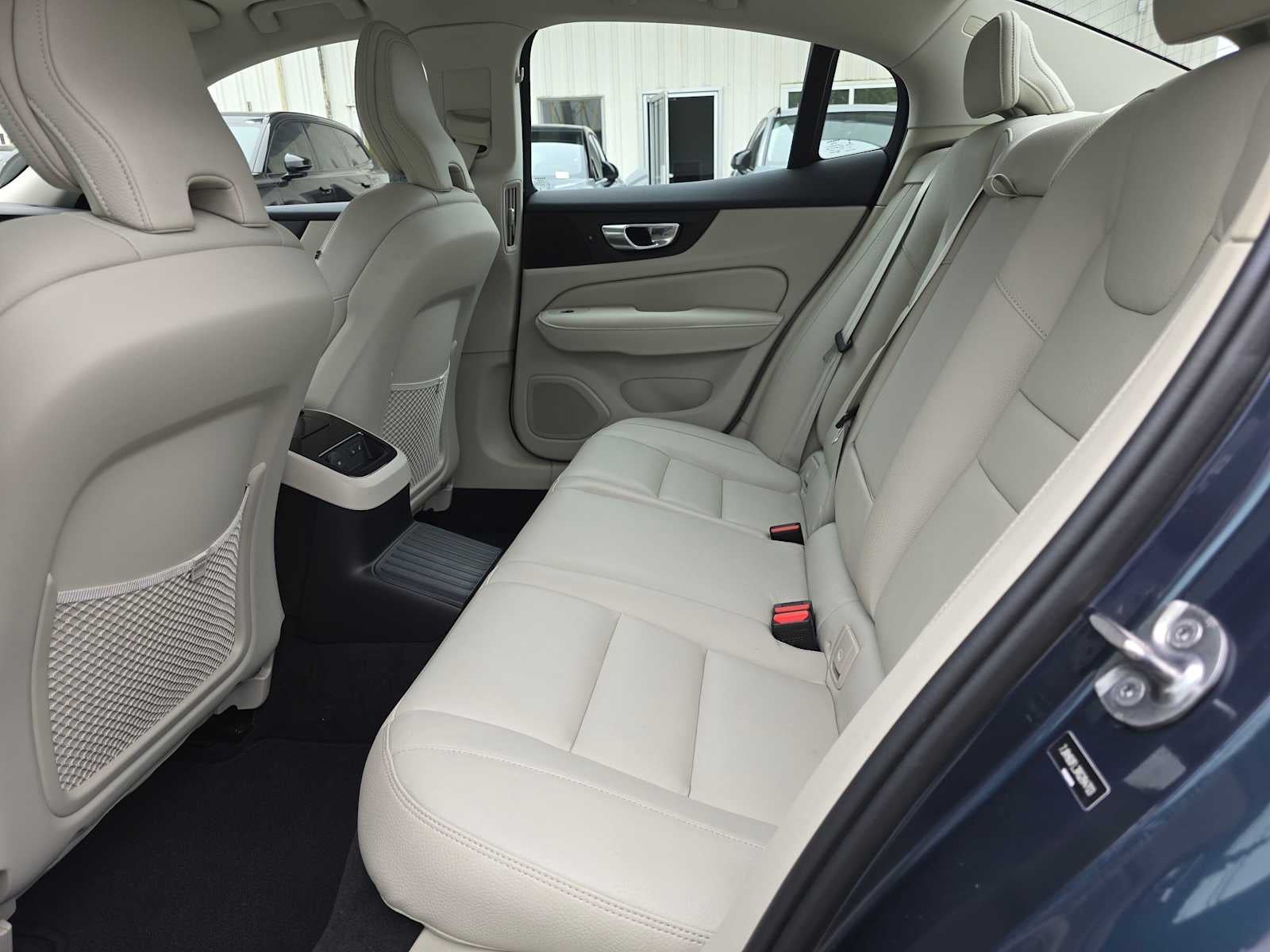 2024 Volvo S60 Recharge Plug-In Hybrid Plus Dark Theme