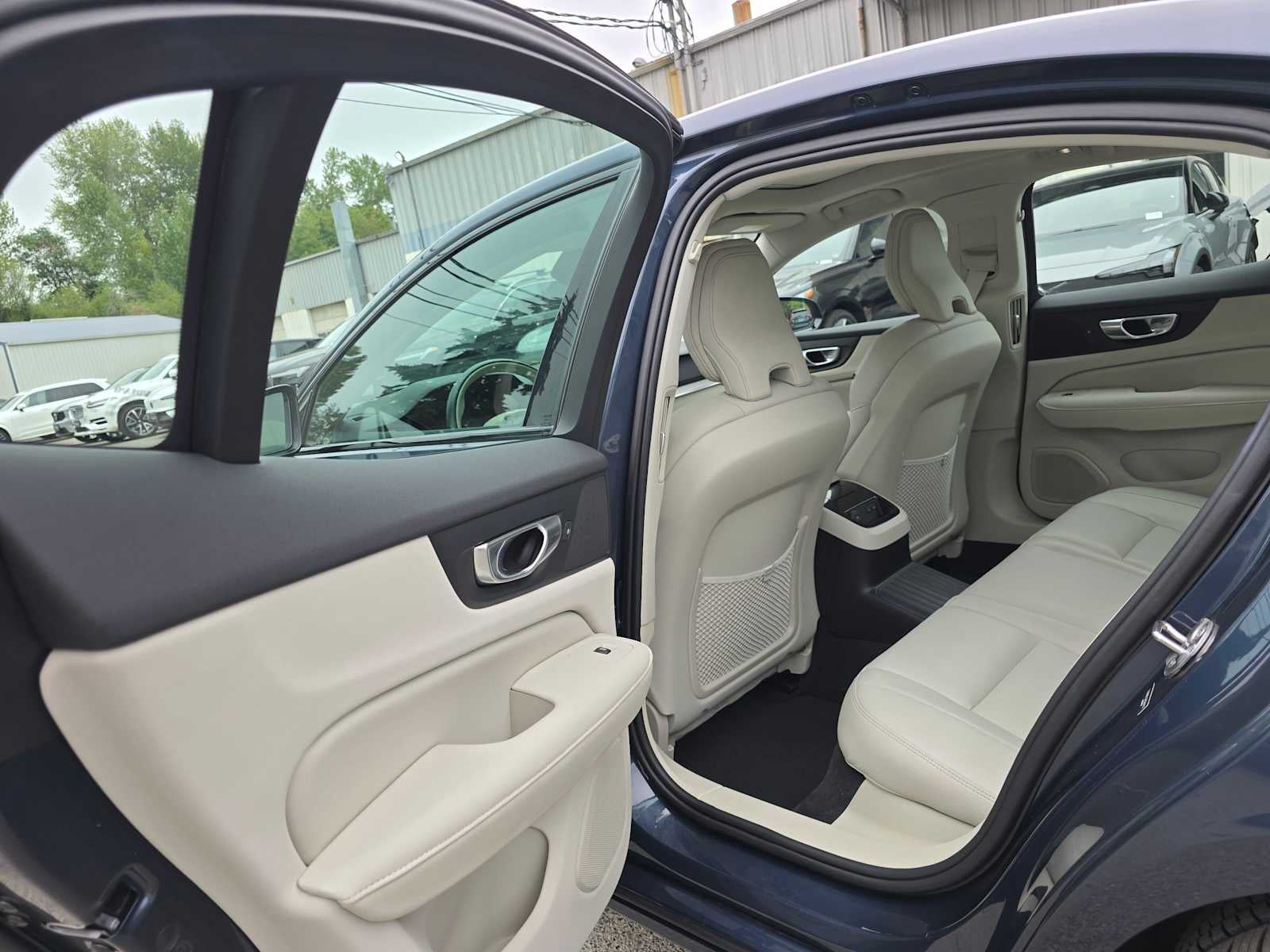 2024 Volvo S60 Recharge Plug-In Hybrid Plus Dark Theme