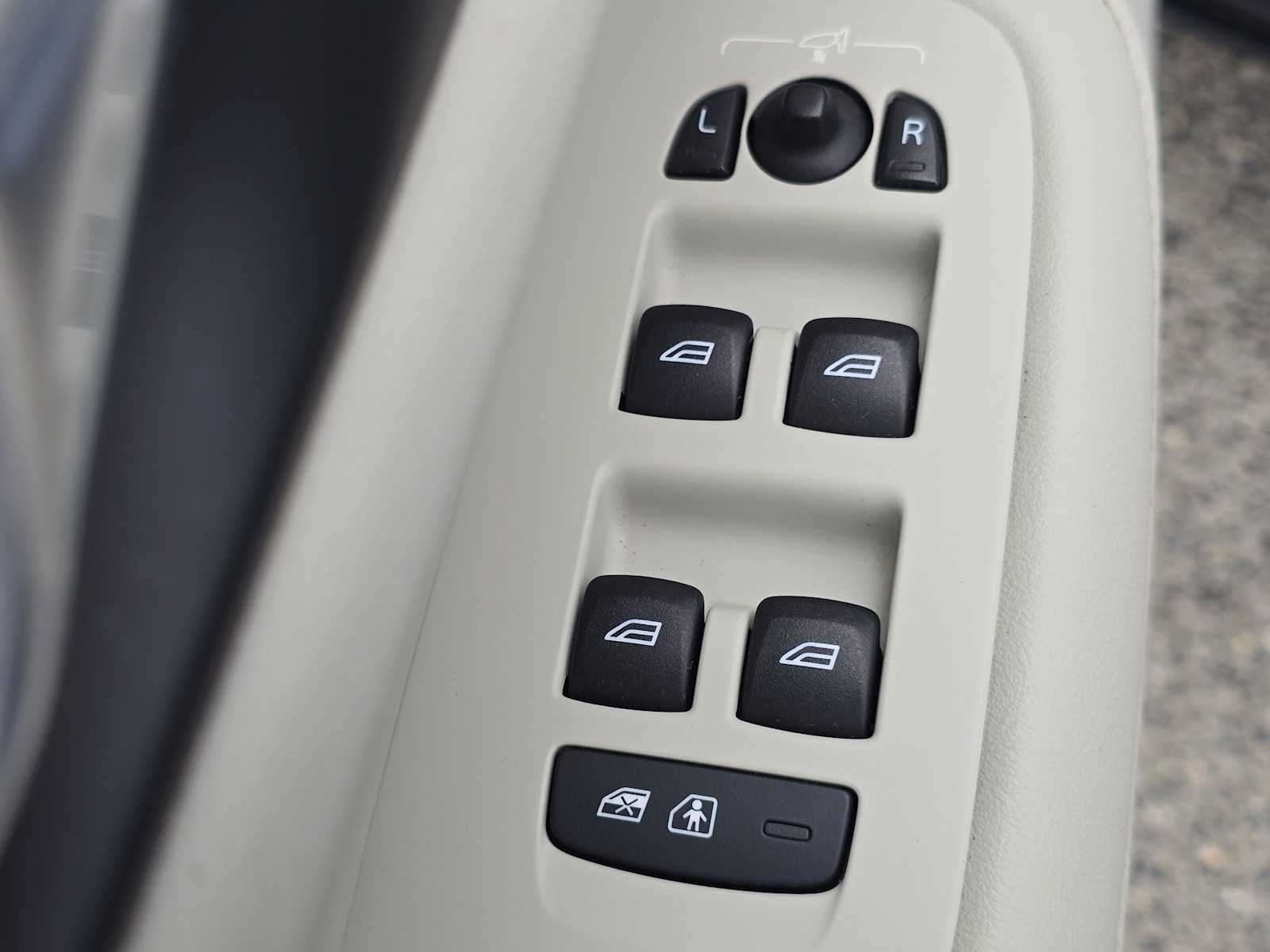 2024 Volvo S60 Recharge Plug-In Hybrid Plus Dark Theme
