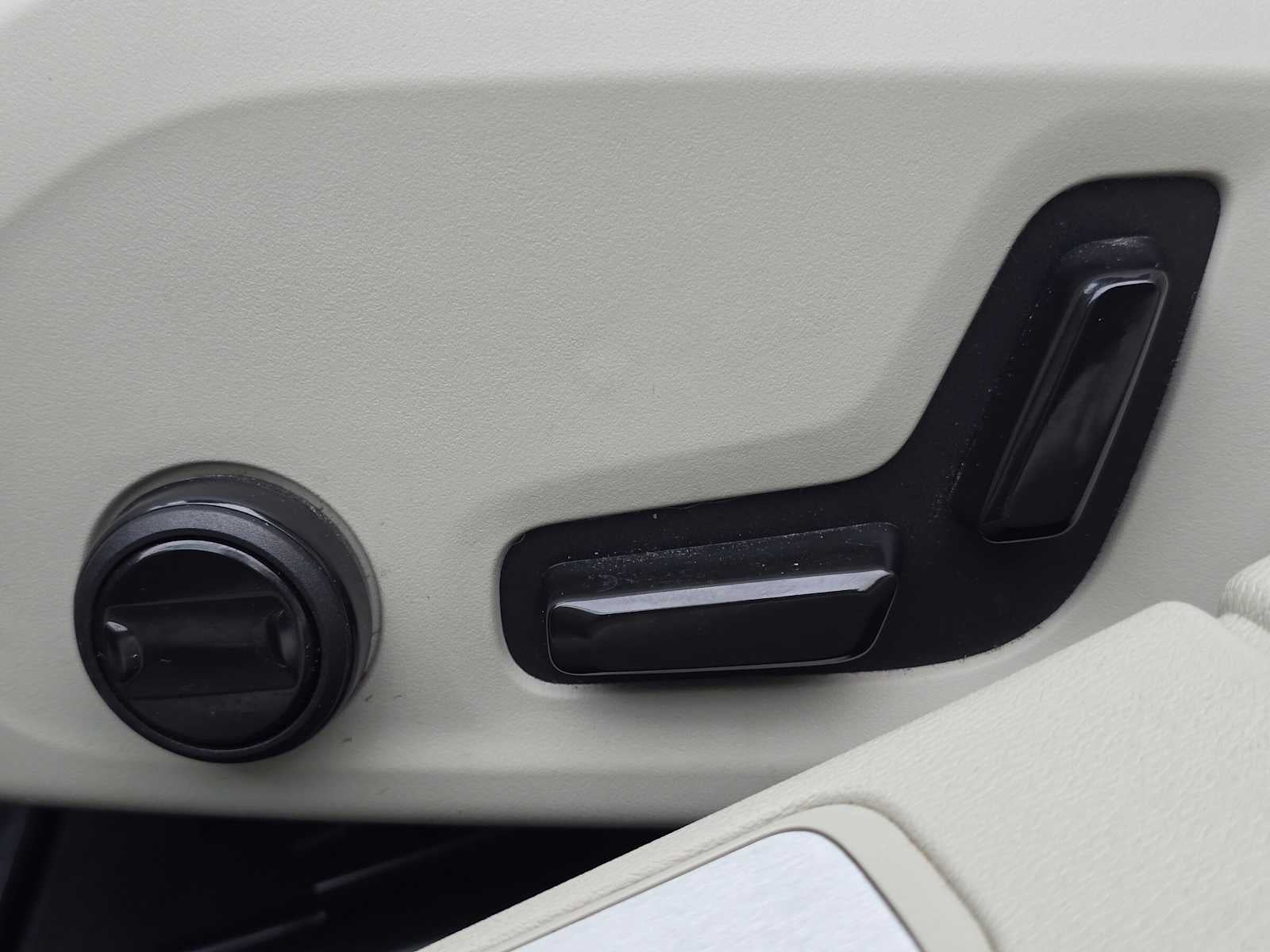 2024 Volvo S60 Recharge Plug-In Hybrid Plus Dark Theme
