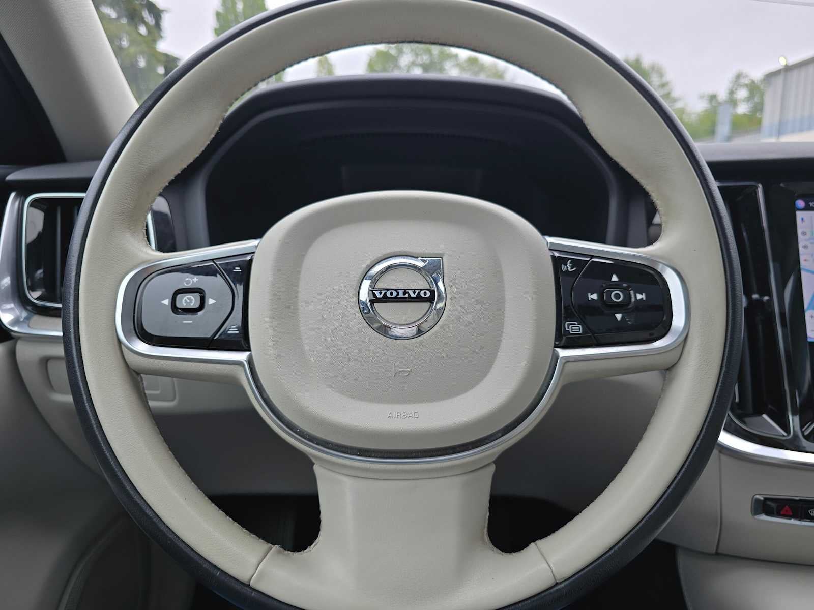 2024 Volvo S60 Recharge Plug-In Hybrid Plus Dark Theme