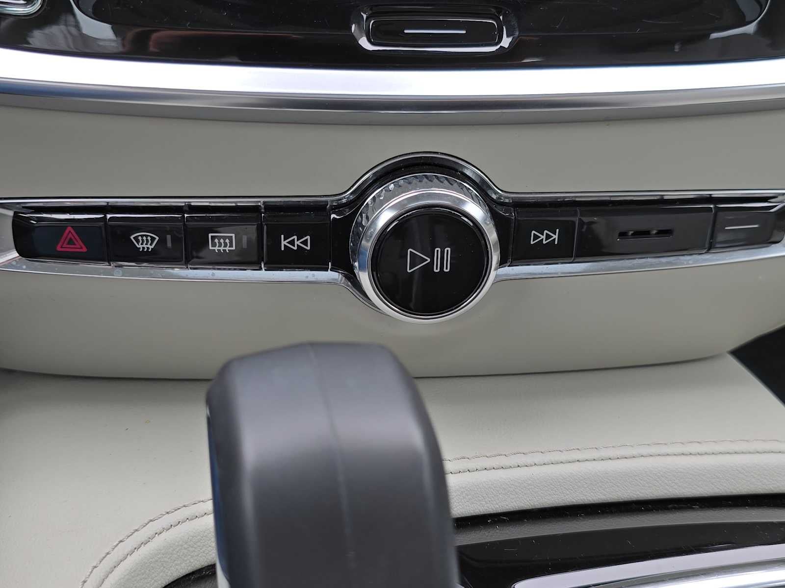 2024 Volvo S60 Recharge Plug-In Hybrid Plus Dark Theme