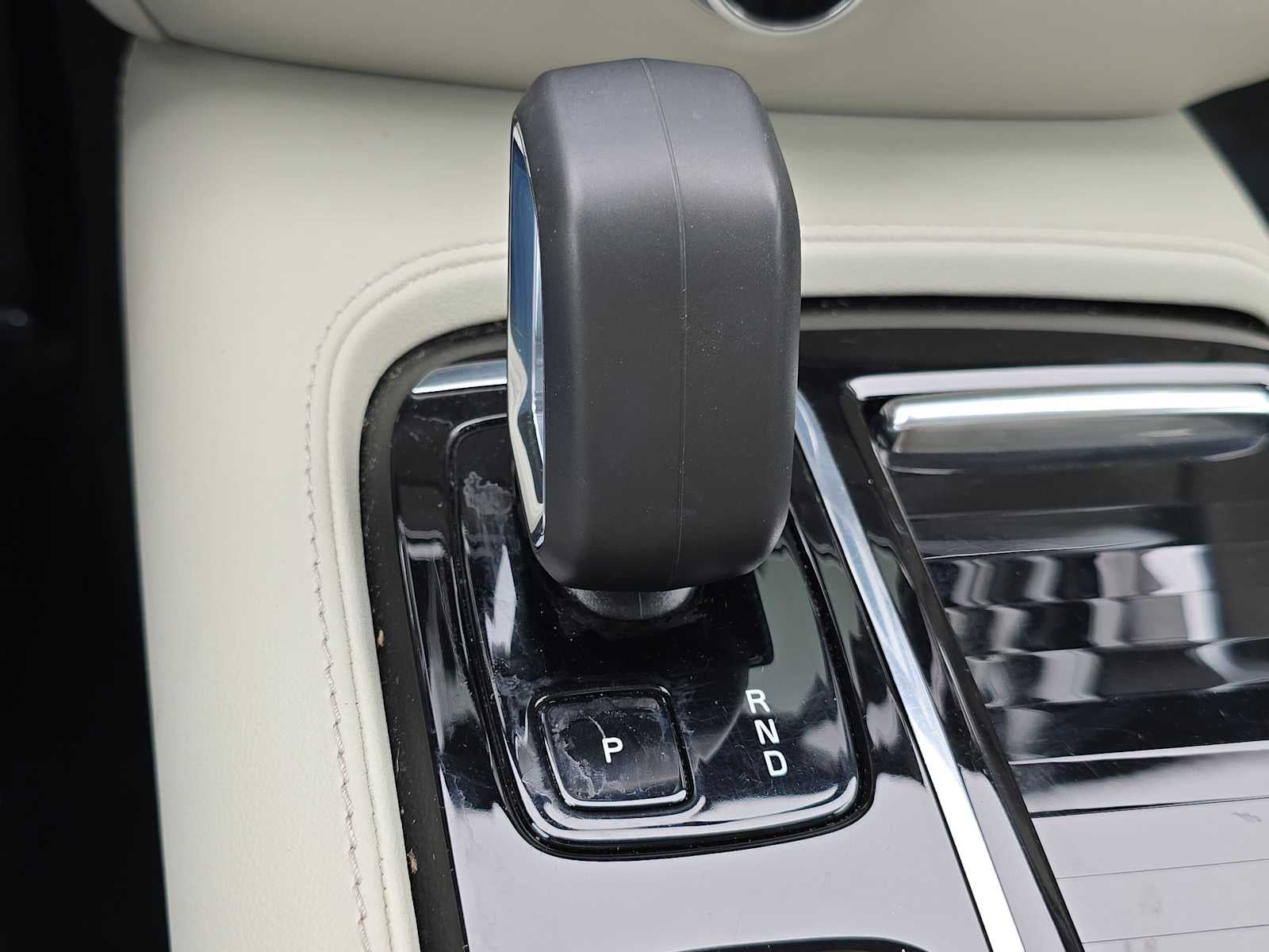 2024 Volvo S60 Recharge Plug-In Hybrid Plus Dark Theme