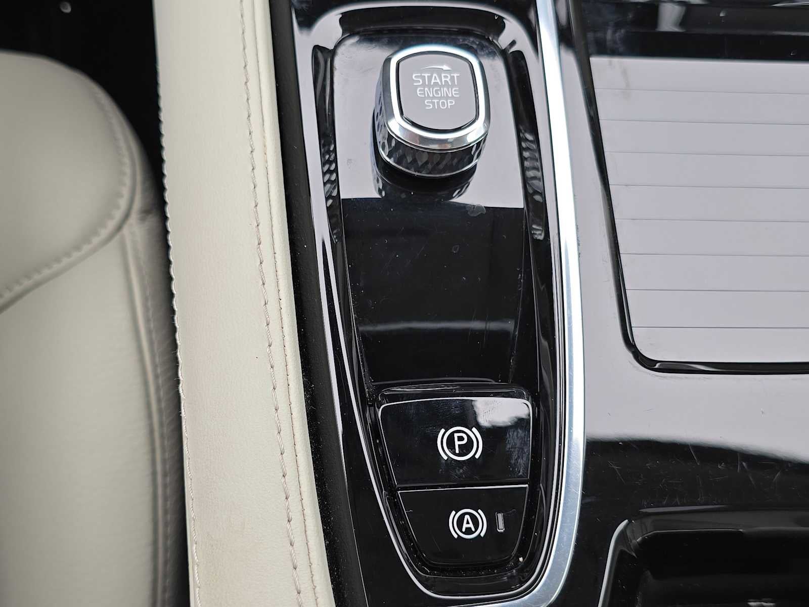 2024 Volvo S60 Recharge Plug-In Hybrid Plus Dark Theme