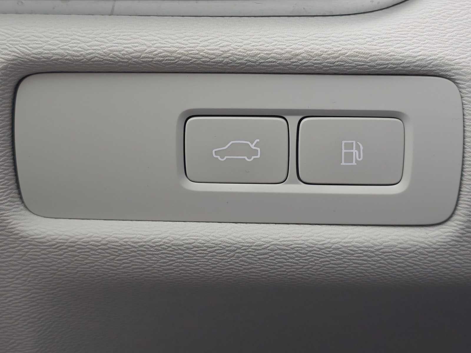 2024 Volvo S60 Recharge Plug-In Hybrid Plus Dark Theme