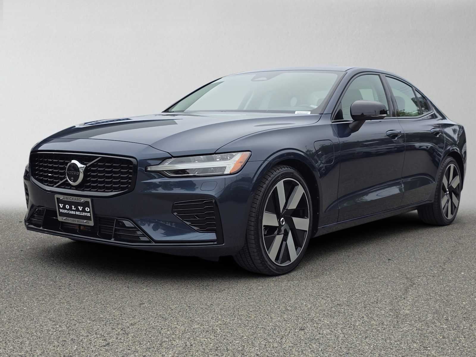 2024 Volvo S60 Recharge Plug-In Hybrid Plus Dark Theme