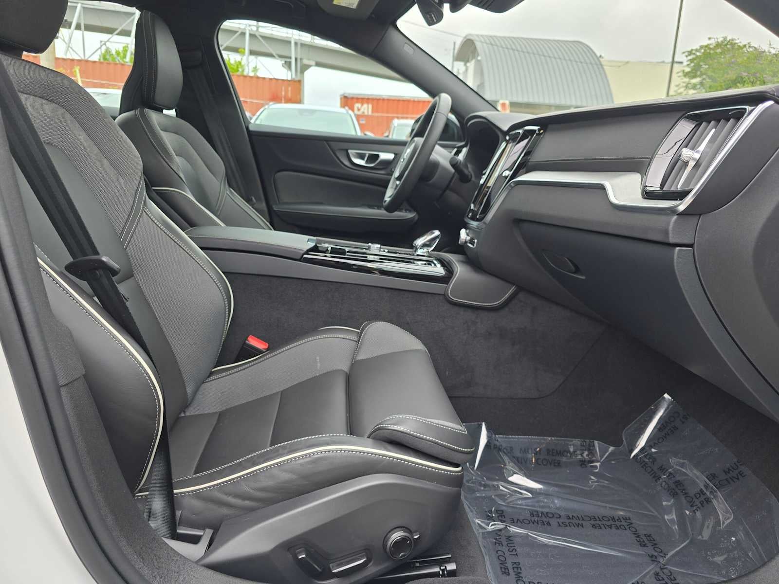 2023 Volvo S60 Recharge Plug-In Hybrid Ultimate Dark Theme