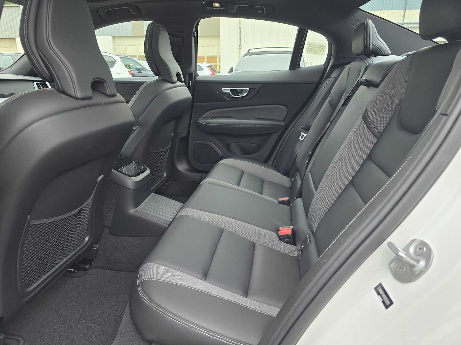 2023 Volvo S60 Recharge Plug-In Hybrid Ultimate Dark Theme