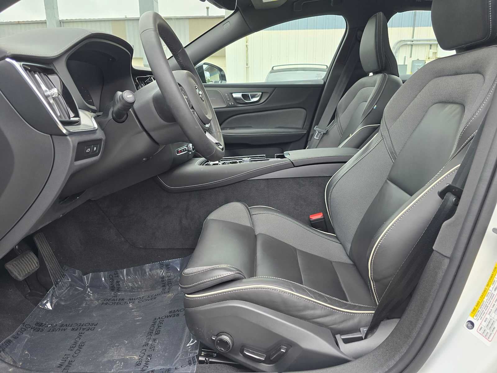 2023 Volvo S60 Recharge Plug-In Hybrid Ultimate Dark Theme