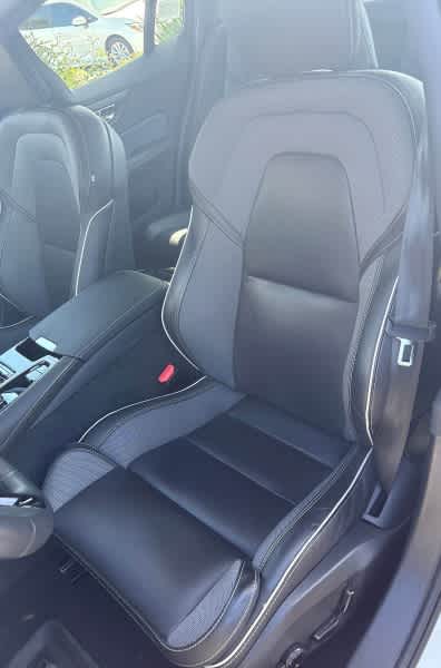 2023 Volvo S60 Recharge Plug-In Hybrid Ultimate Dark Theme