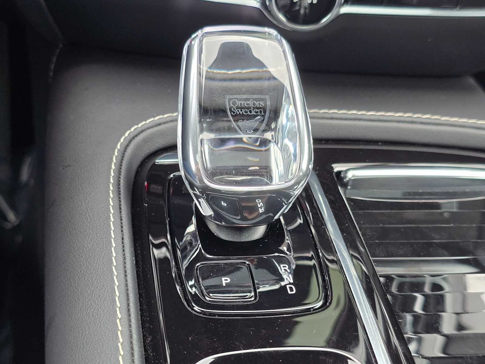 2023 Volvo S60 Recharge Plug-In Hybrid Ultimate Dark Theme