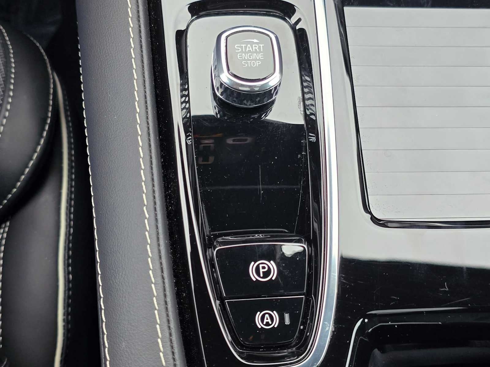 2023 Volvo S60 Recharge Plug-In Hybrid Ultimate Dark Theme