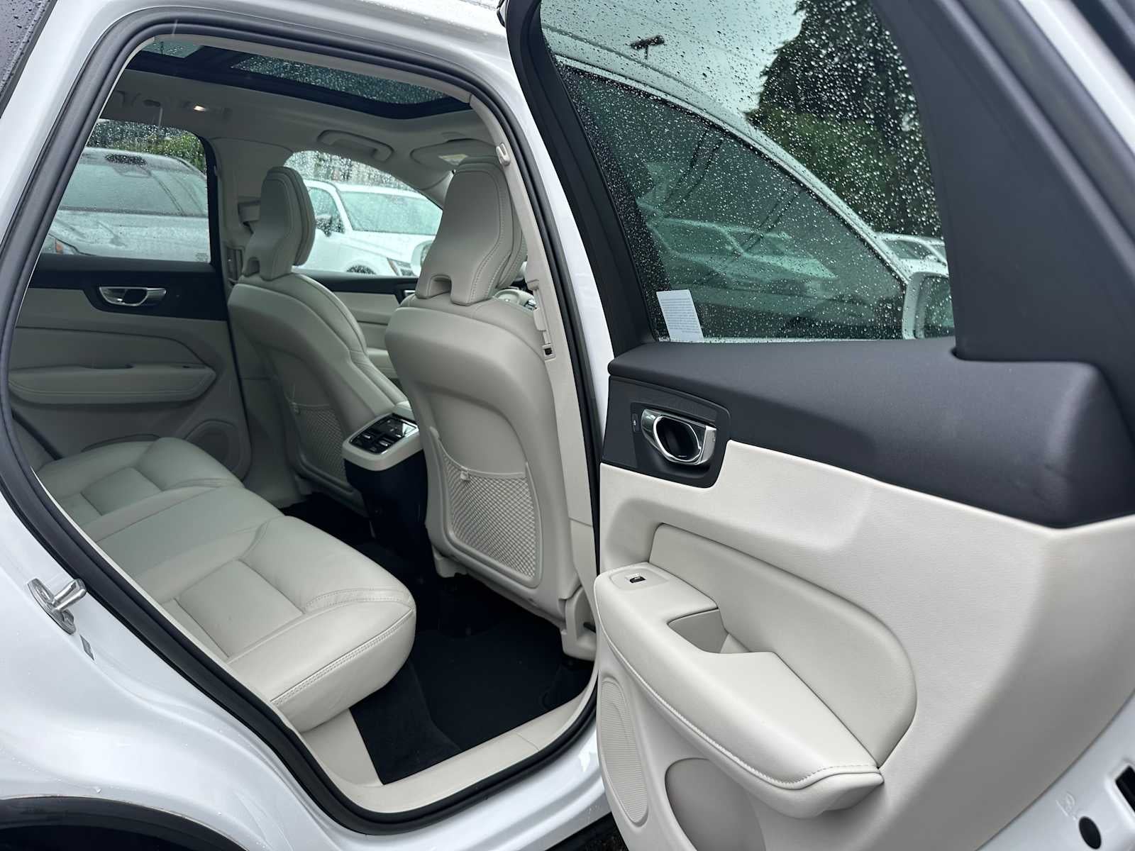 2023 Volvo XC60 Ultimate Bright Theme