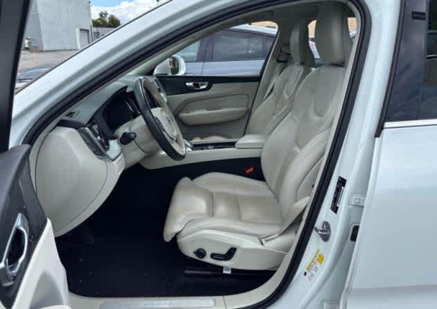 2023 Volvo XC60 Ultimate Bright Theme