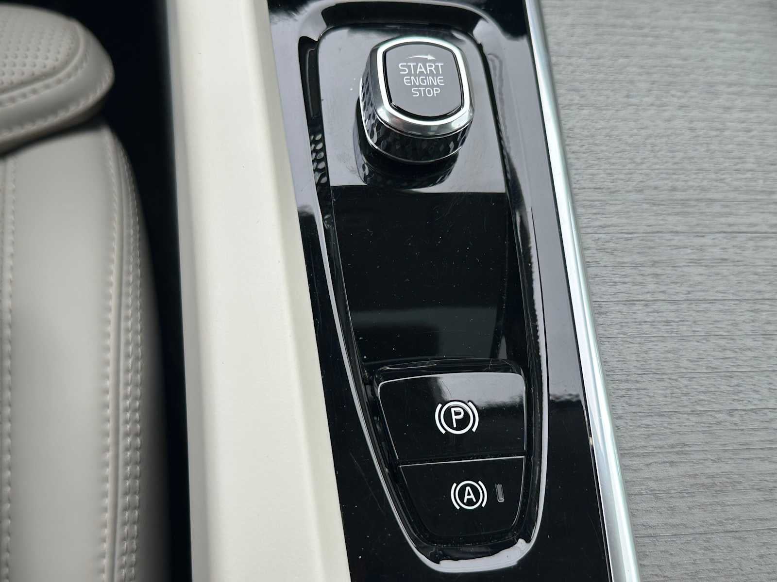 2023 Volvo XC60 Ultimate Bright Theme