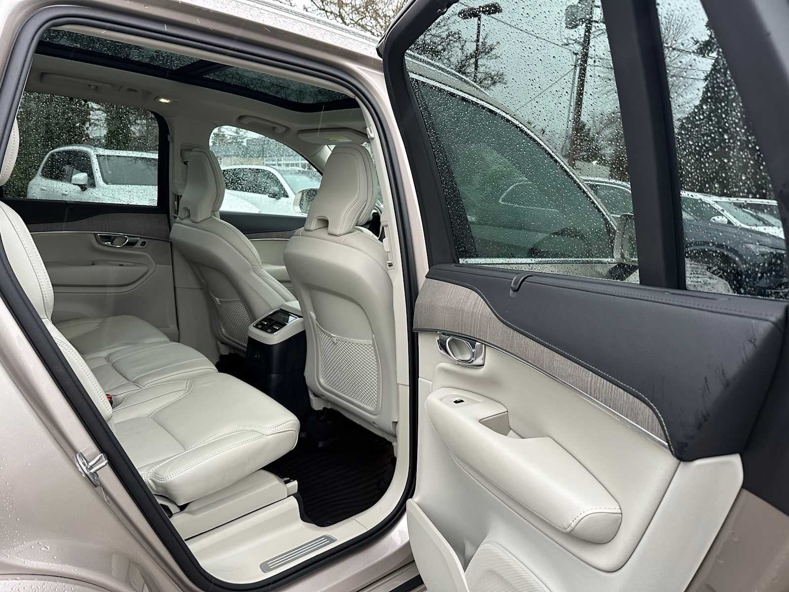 2023 Volvo XC90 Recharge Plug-In Hybrid Ultimate Bright Theme