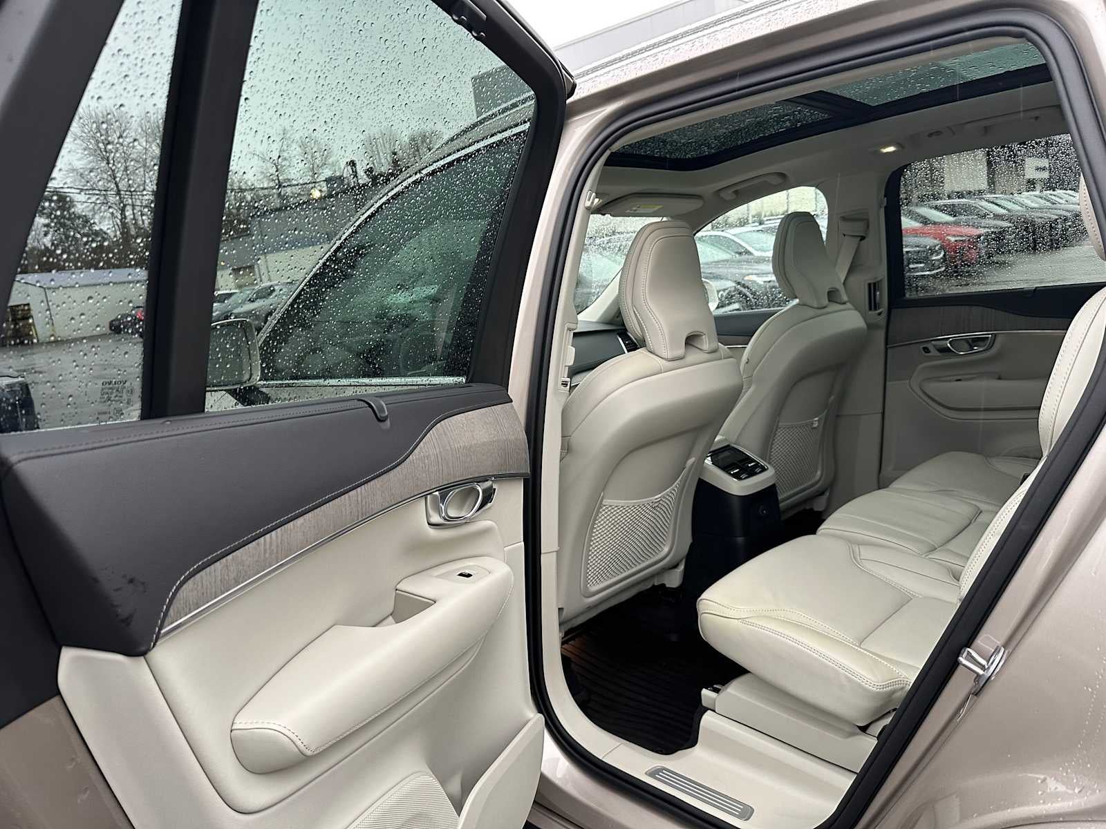 2023 Volvo XC90 Recharge Plug-In Hybrid Ultimate Bright Theme