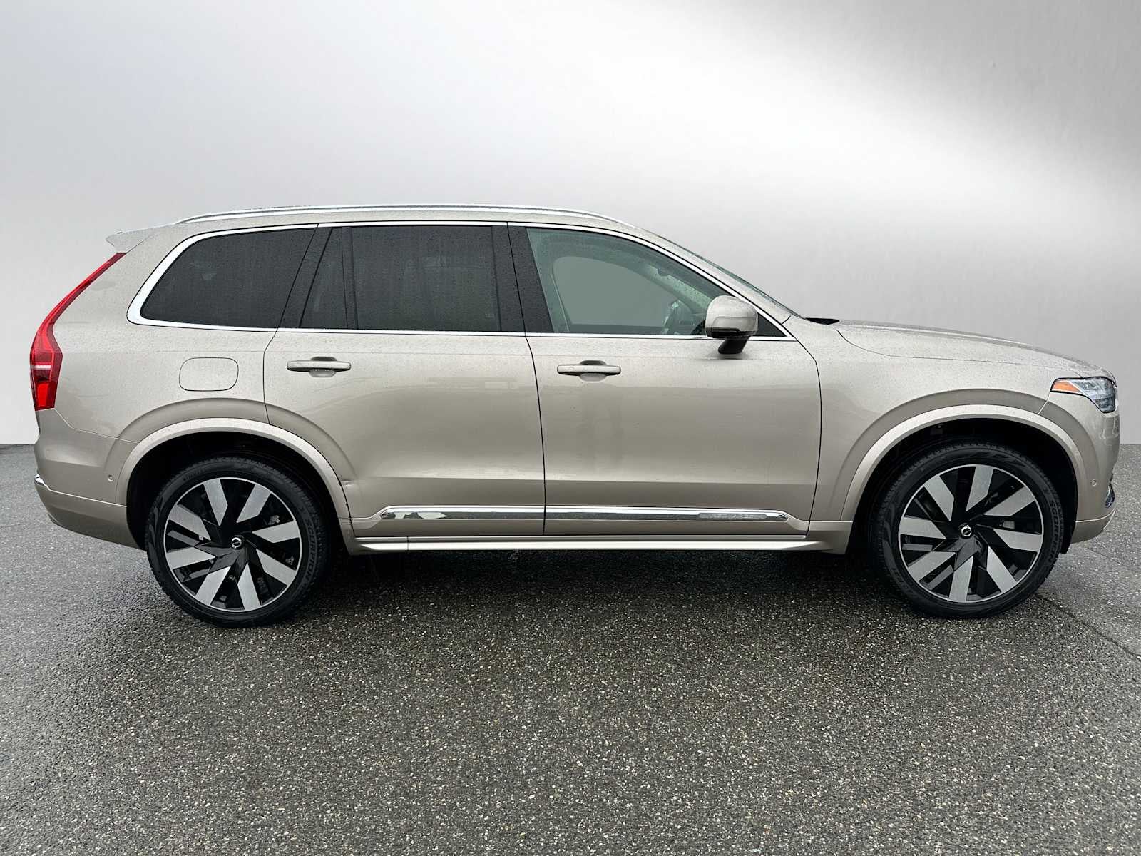 2023 Volvo XC90 Recharge Plug-In Hybrid Ultimate Bright Theme