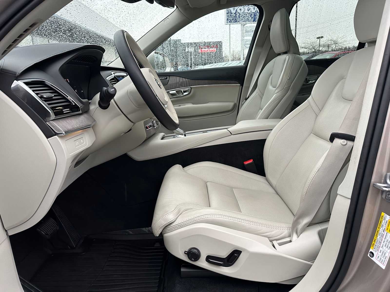 2023 Volvo XC90 Recharge Plug-In Hybrid Ultimate Bright Theme