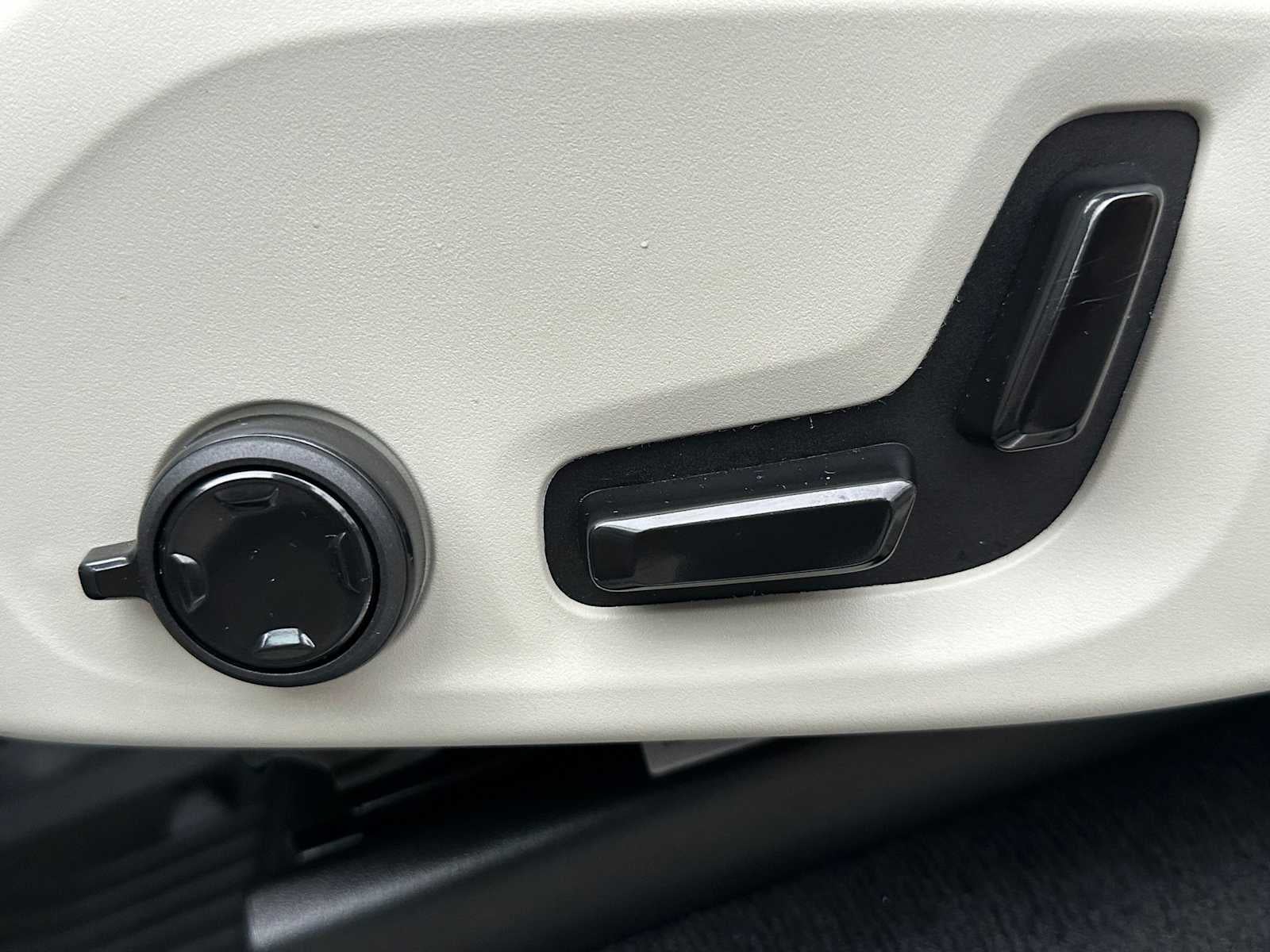 2023 Volvo XC90 Recharge Plug-In Hybrid Ultimate Bright Theme