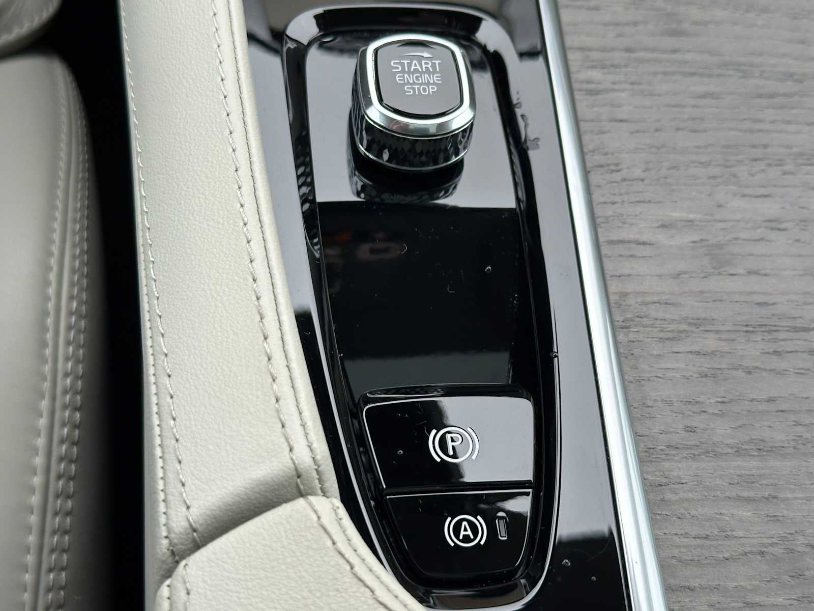 2023 Volvo XC90 Recharge Plug-In Hybrid Ultimate Bright Theme