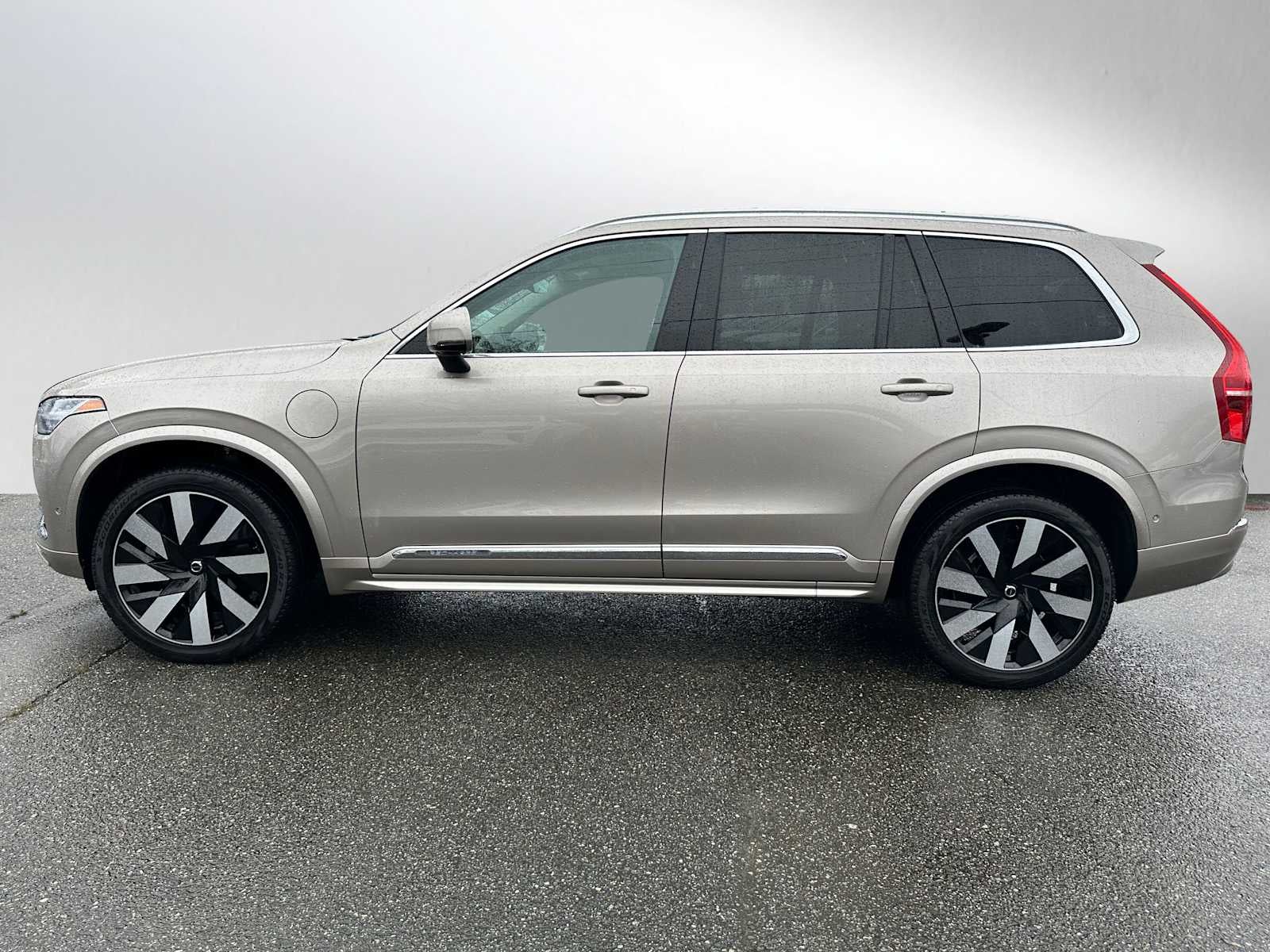 2023 Volvo XC90 Recharge Plug-In Hybrid Ultimate Bright Theme