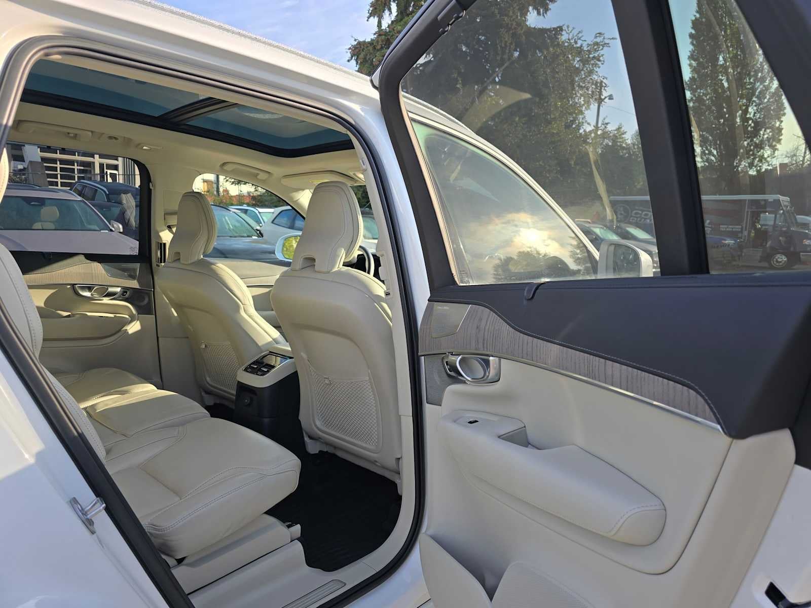 2023 Volvo XC90 Recharge Plug-In Hybrid Ultimate Bright Theme