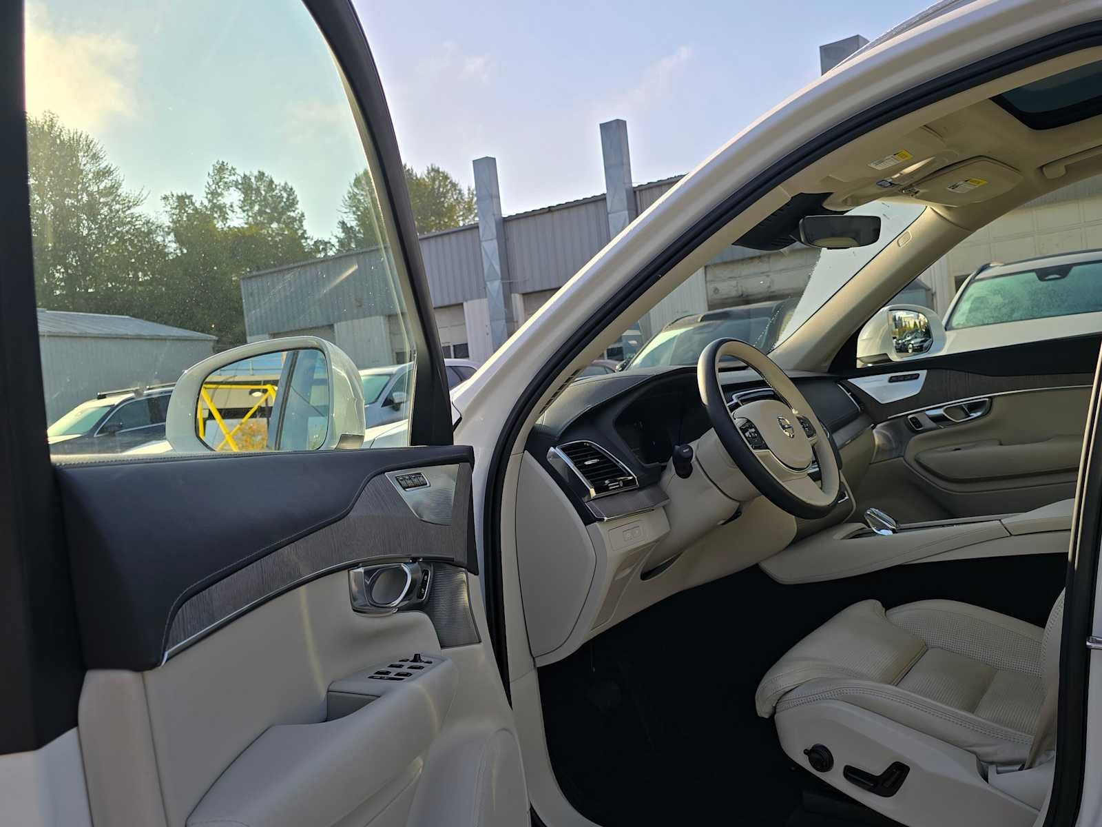 2023 Volvo XC90 Recharge Plug-In Hybrid Ultimate Bright Theme