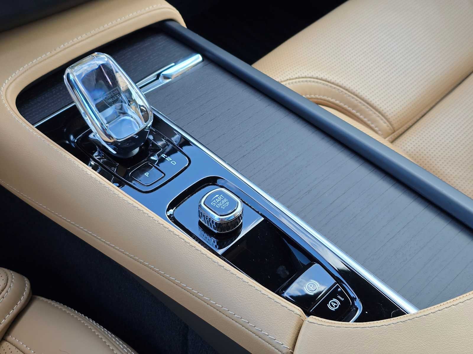 2023 Volvo XC90 Recharge Plug-In Hybrid Ultimate Bright Theme