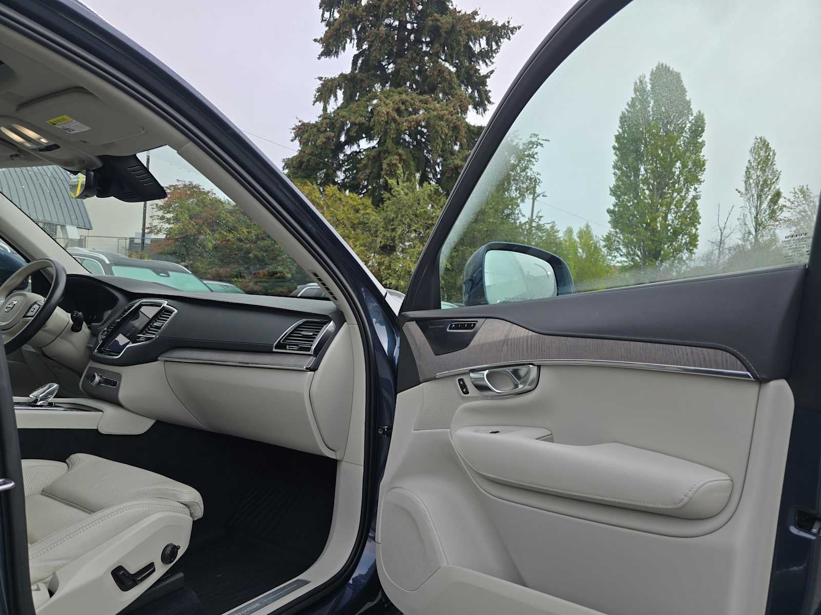 2023 Volvo XC90 Recharge Plug-In Hybrid Ultimate Bright Theme