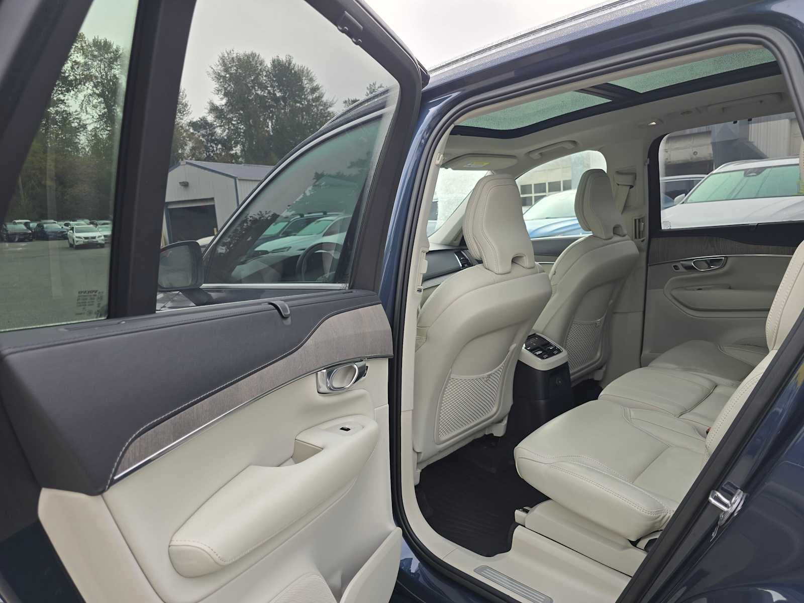 2023 Volvo XC90 Recharge Plug-In Hybrid Ultimate Bright Theme