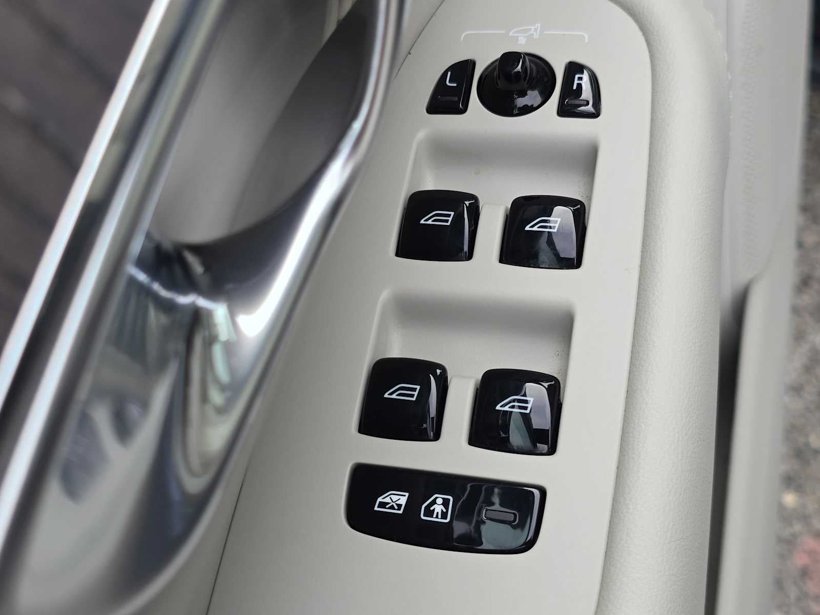 2023 Volvo XC90 Recharge Plug-In Hybrid Ultimate Bright Theme