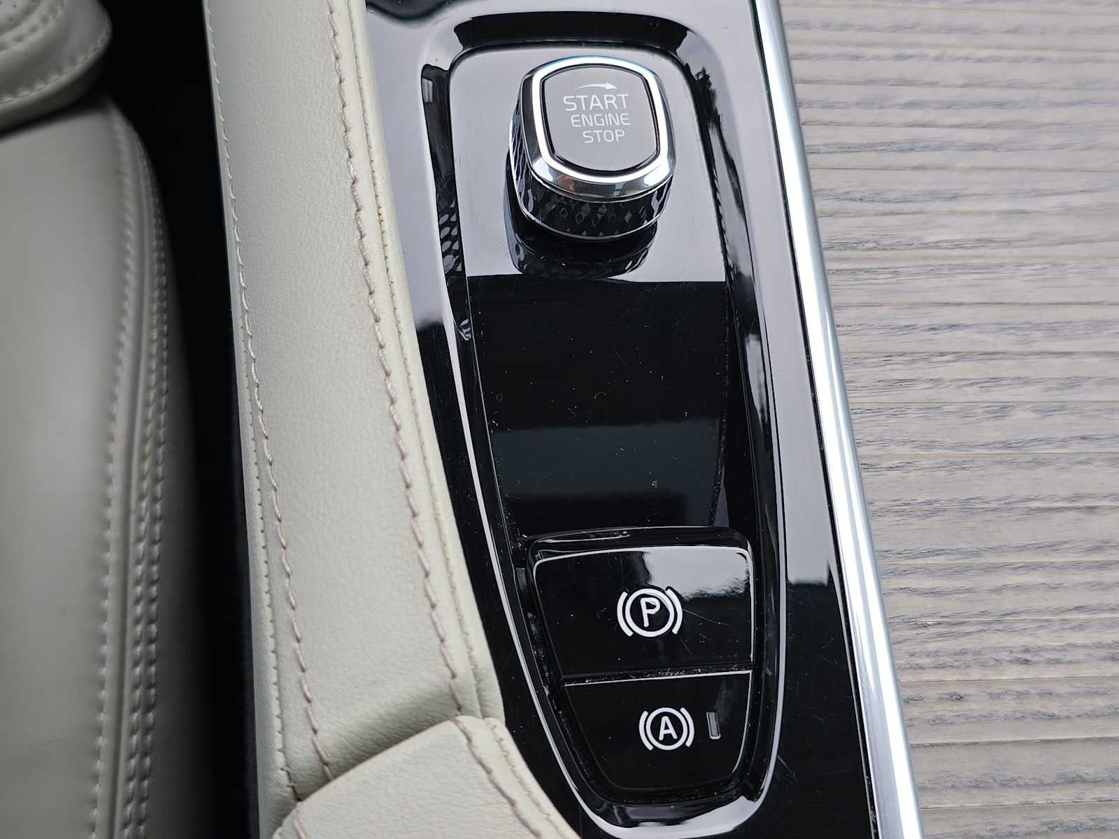 2023 Volvo XC90 Recharge Plug-In Hybrid Ultimate Bright Theme