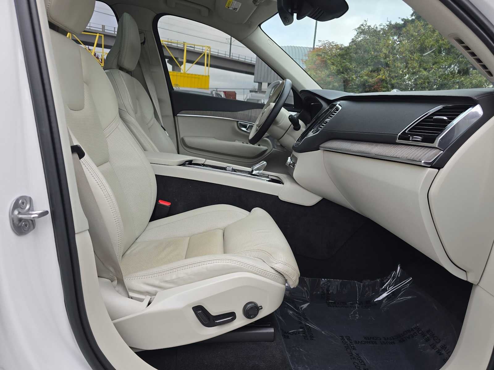 2023 Volvo XC90 Recharge Plug-In Hybrid Ultimate Bright Theme