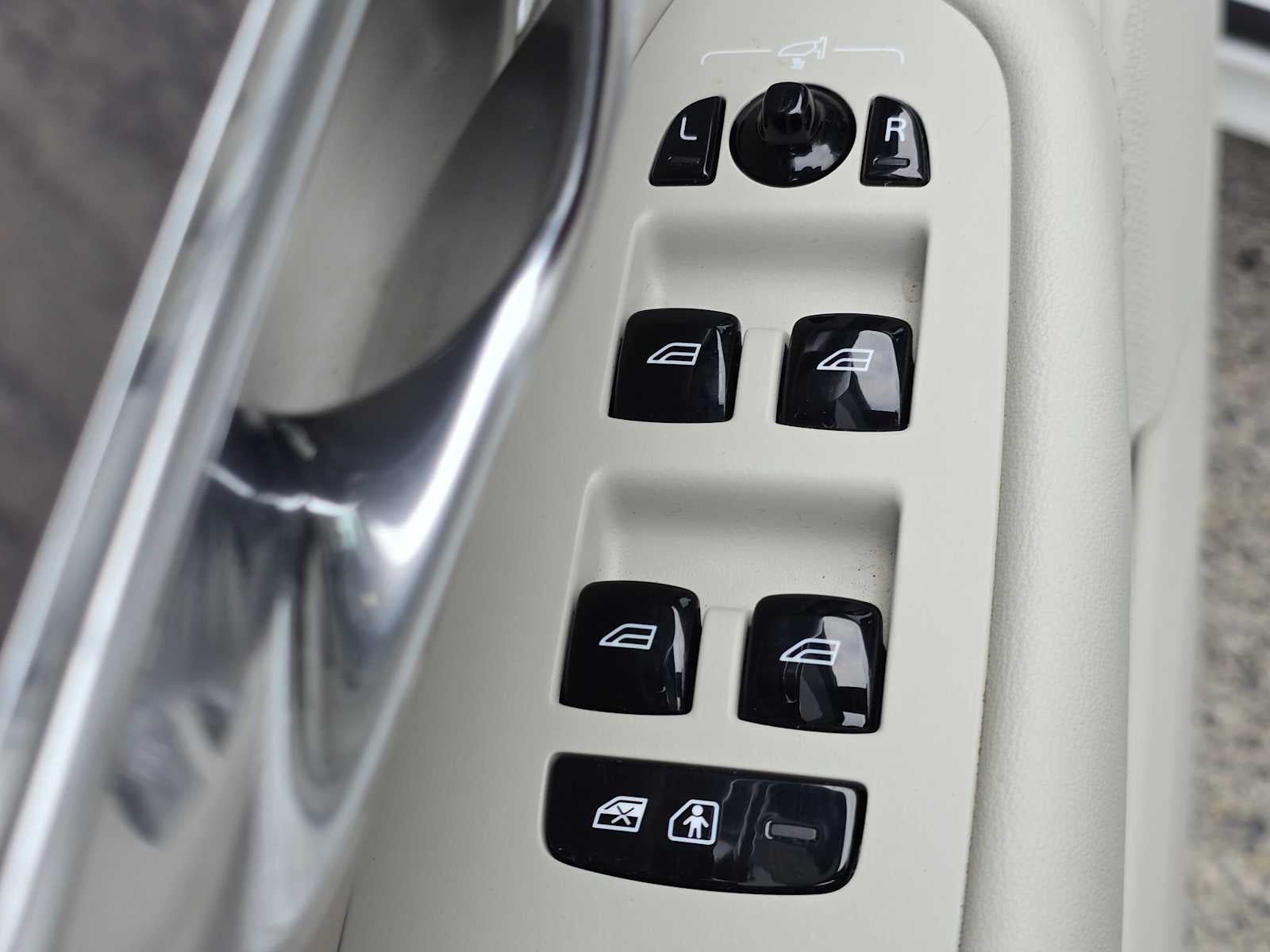 2023 Volvo XC90 Recharge Plug-In Hybrid Ultimate Bright Theme