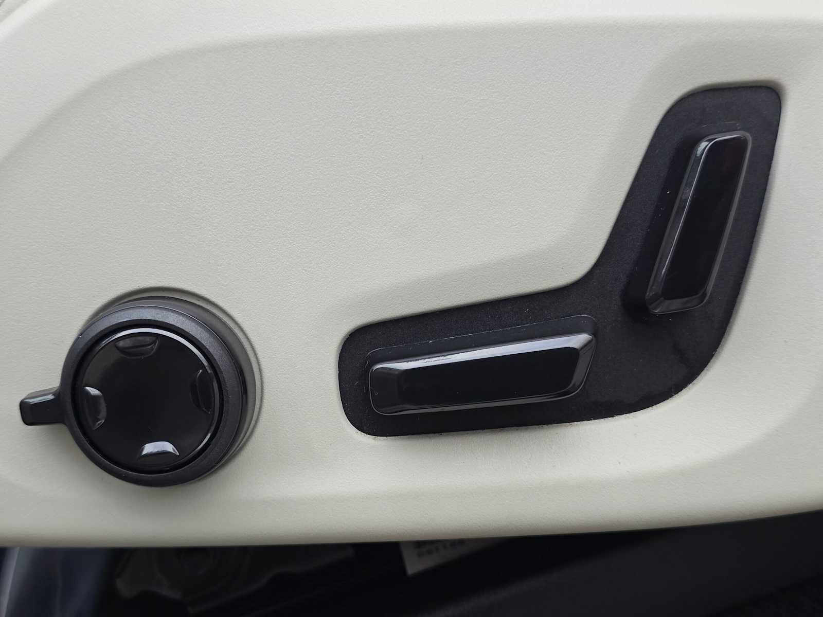 2023 Volvo XC90 Recharge Plug-In Hybrid Ultimate Bright Theme